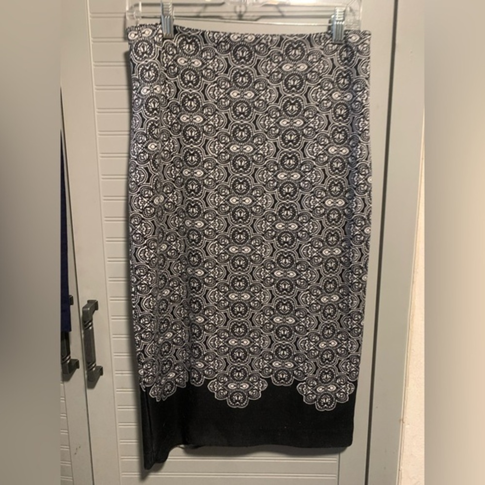 New York & Co Floral Print Pencil Stretch Skirt Size 4 Black & White EUC